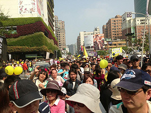 台中反核人潮洶湧  廣場破兩萬人