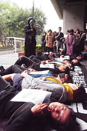 反台塑吃蘋果  環團赴集團總部抗議