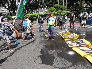 環團批公審會淪政治工具  水球痛砸委員照