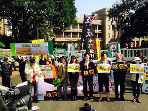 環團帶綠牡蠣抗議  要江揆看見台灣汙染