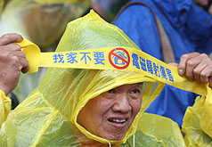 500民眾冒雨走街頭 籲政府限制電磁波