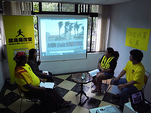 美麗灣掛小學生畫作  台東人批校方幫兇