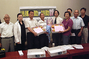 后里農民獻梨聲援  盼法扶續聘林三加