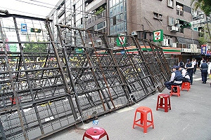 立院拒馬高近3公尺  警察：2層不夠啦