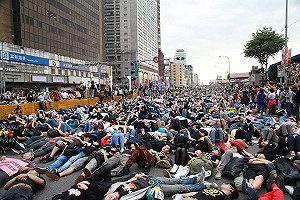 群眾癱瘓忠孝西路  警方舉牌無效撤離