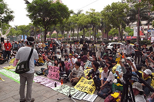 閉門會議變開放  環團靜坐反國光