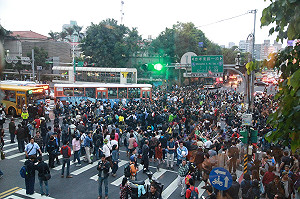 包圍立院無效  數百民眾突癱瘓忠孝東路