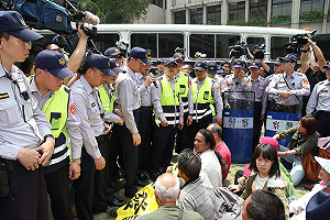 警察一度要驅離  反瘋車成員中暑送醫
