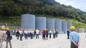 核一廠視察走小門  抗議者撲空憤撕陳情書