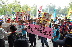 垃圾掩埋場埋爐渣?  環團赴台南縣府抗議