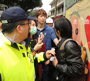 新北市府無預警襲擊  肉身護樹行動爆衝突