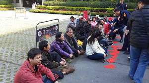 反瘋車突襲經濟部  欲闖辦公區遭警架走