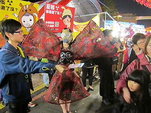 環團迪化街宣傳反核遊行 反核服裝吸睛