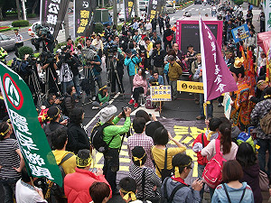 擋核四公投  數百反核民眾場外抗議