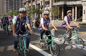 擋核四推公投  呂秀蓮上街宣傳