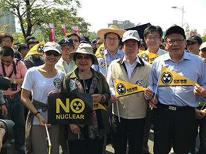 南部反核遊行熱烈 「打著石膏也要走」