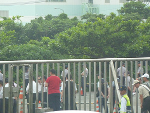 馬英九視察核四  廠外逾百人抗議