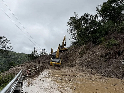 豪雨連日狂炸高雄！南橫公路大量土石坍塌 白雲寺路段阻斷搶通中