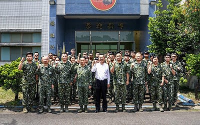 顧立雄南下秋節慰勉陸空部隊 肯定空降訓練展現衛國意志
