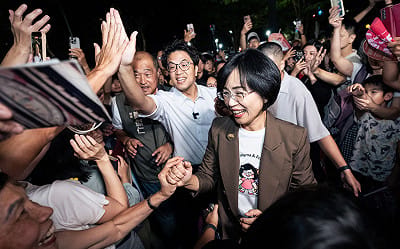 蘇巧慧、沈伯洋同框暢聊留學生活、城市願景 上千民眾大喊「洋流慧聚,雙北雙贏」相迎