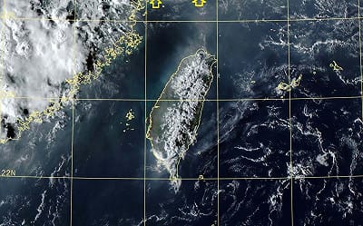 明變天濕涼!鄭明典指「北風前緣接觸北海岸」:明早北部就會變涼