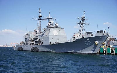 美駐日巡洋艦走入歷史 羅伯特·斯莫爾斯號離開橫須賀