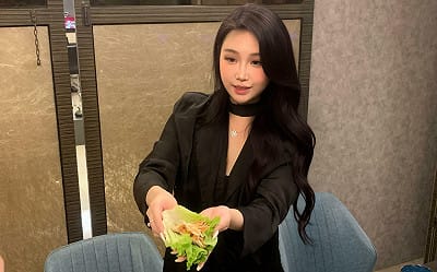 網紅「馬尾妹」楊宜庭跨足餐飲 喊話李明璇「選上請吃烤饅魚」