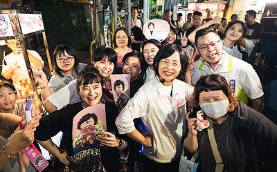 蘇巧慧三峽、新莊掃街超高人氣!數百位民眾排隊合照