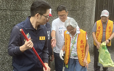 蔣萬安勘災掃地被讚好帥 阿嬤暈眩緊急前去關心