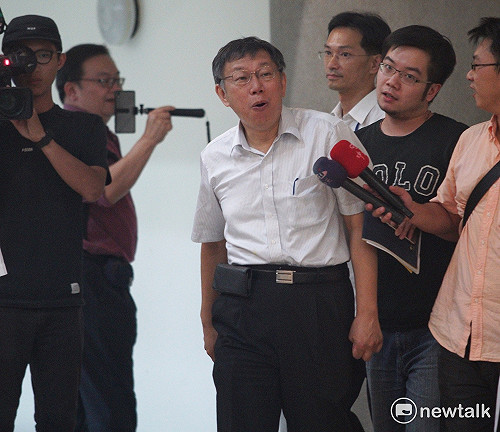 小英執政台灣認同下跌　柯Ｐ：豬隊友效應