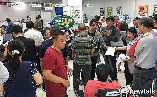 太誇張了！一開門領1301號碼牌 499吃到飽中華電無意展延