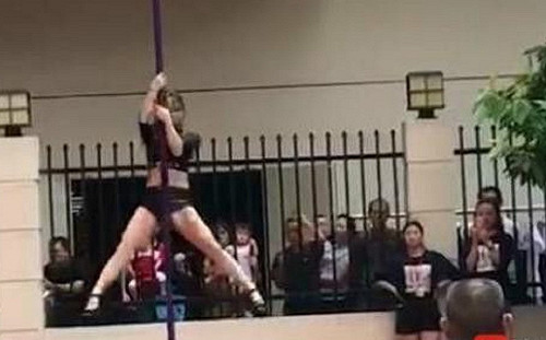 中國幼兒園開學上演辣妹鋼管舞  家長怒喊退學