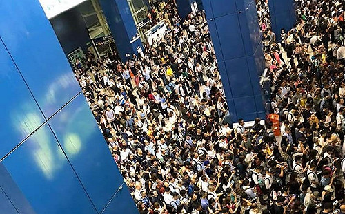 山竹重創香港交通 人車塞爆車站、要道