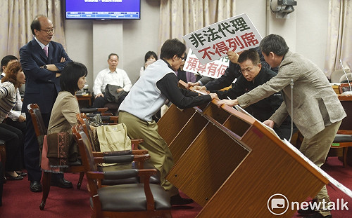 立院國民黨團翻桌拒審促轉會預算 13分鐘就宣告散會