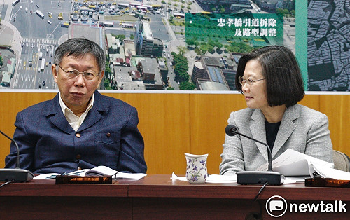 蔡柯會》小英遞神秘小紙條給柯P 2人嚴肅臉瞬間笑了