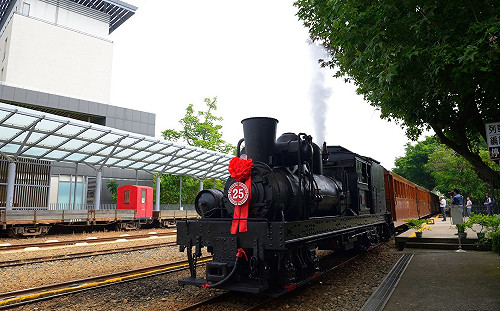 鐵道迷看過來！阿里山林鐵檜木列車今起開放訂票