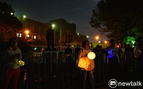 反同團體元宵提燈繞政院 零星挺同人士到場揮彩虹旗盼尊重