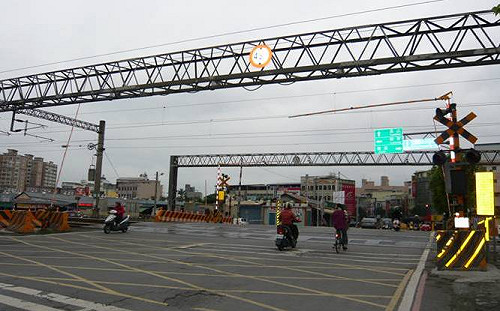 避免民眾貪快闖平交道！台鐵築175公里圍籬預計6月完工