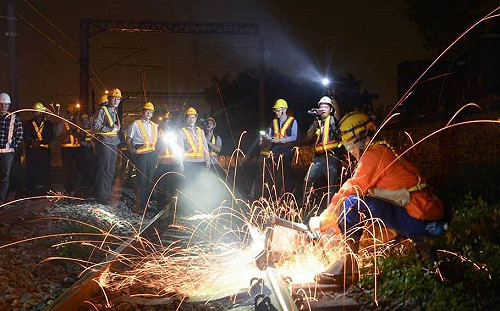 「成功追分路段」徹夜換軌完成！林佳龍到場視察發加菜金