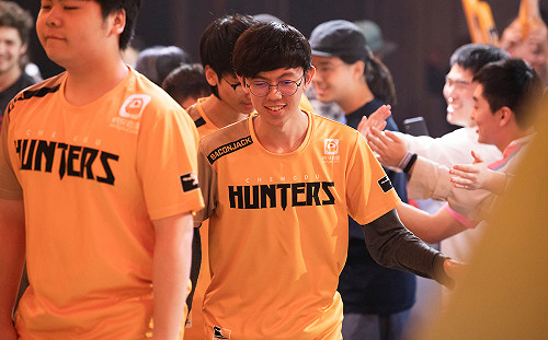 （影）OWL》成都獵人奪二連勝　培根閃光極限返場超帥氣