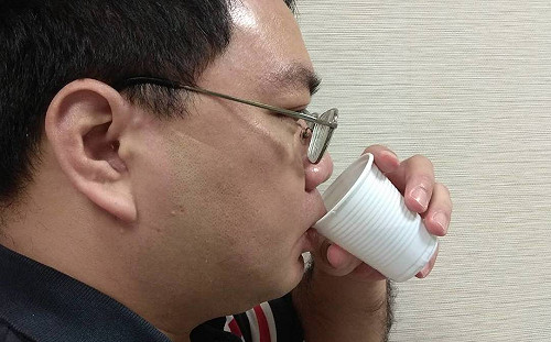 別再以飲料代替水！醫曝一天三杯泌尿道恐「結石纍纍」