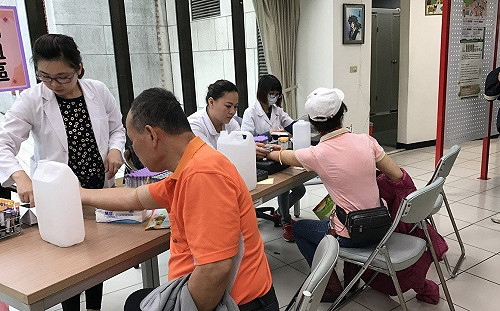 每年萬人罹癌超過半數死亡！免費大腸癌篩檢快去做