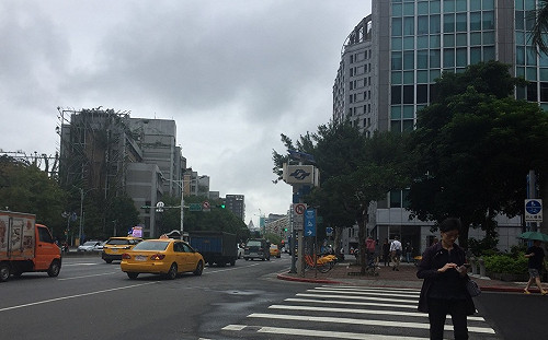 出門還是要帶傘！中南部仍有雨  各地留意午後雷陣雨