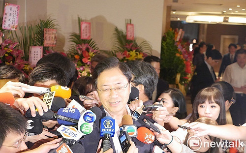 打造數位強國 張善政推數位公投 赴中選會送交連署書