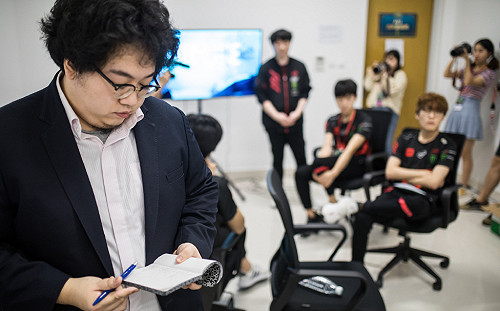 《英雄聯盟》與綠茶、Karsa聚首！牛排將擔任RNG主教練