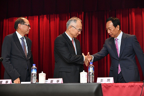 郭台銘短暫現身 鴻海股東會宛如造勢大會