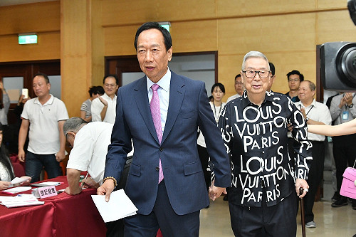 郭台銘拍胸脯交棒後不會回來鴻海 喊話蘋果到台灣來