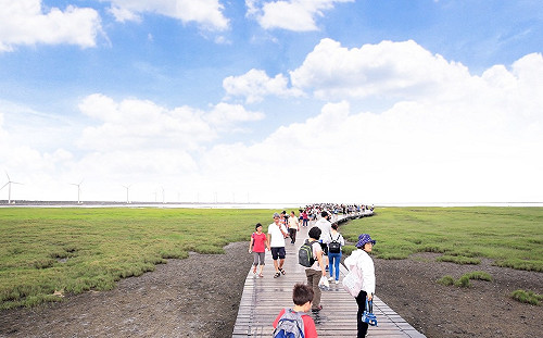 暑假旺季人潮多！高美濕地7/13起假日進行交管