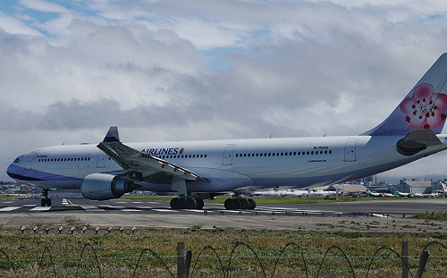 國安走私菸品案  華航前副總邱彰信70萬交保、羅雅美請回