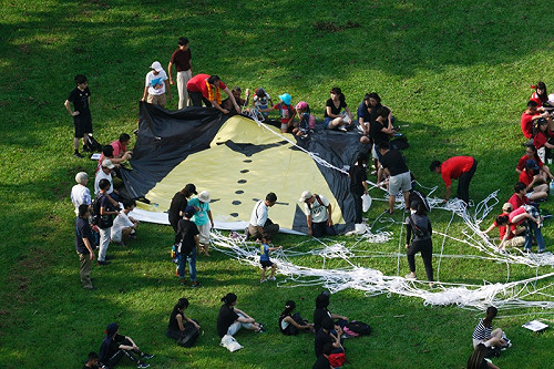 良影一二》三百多民眾排FREE HONG KONG字樣聲援香港反送中